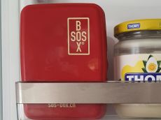 Die kleine SOS-Box im Kühlschrank kann Leben retten