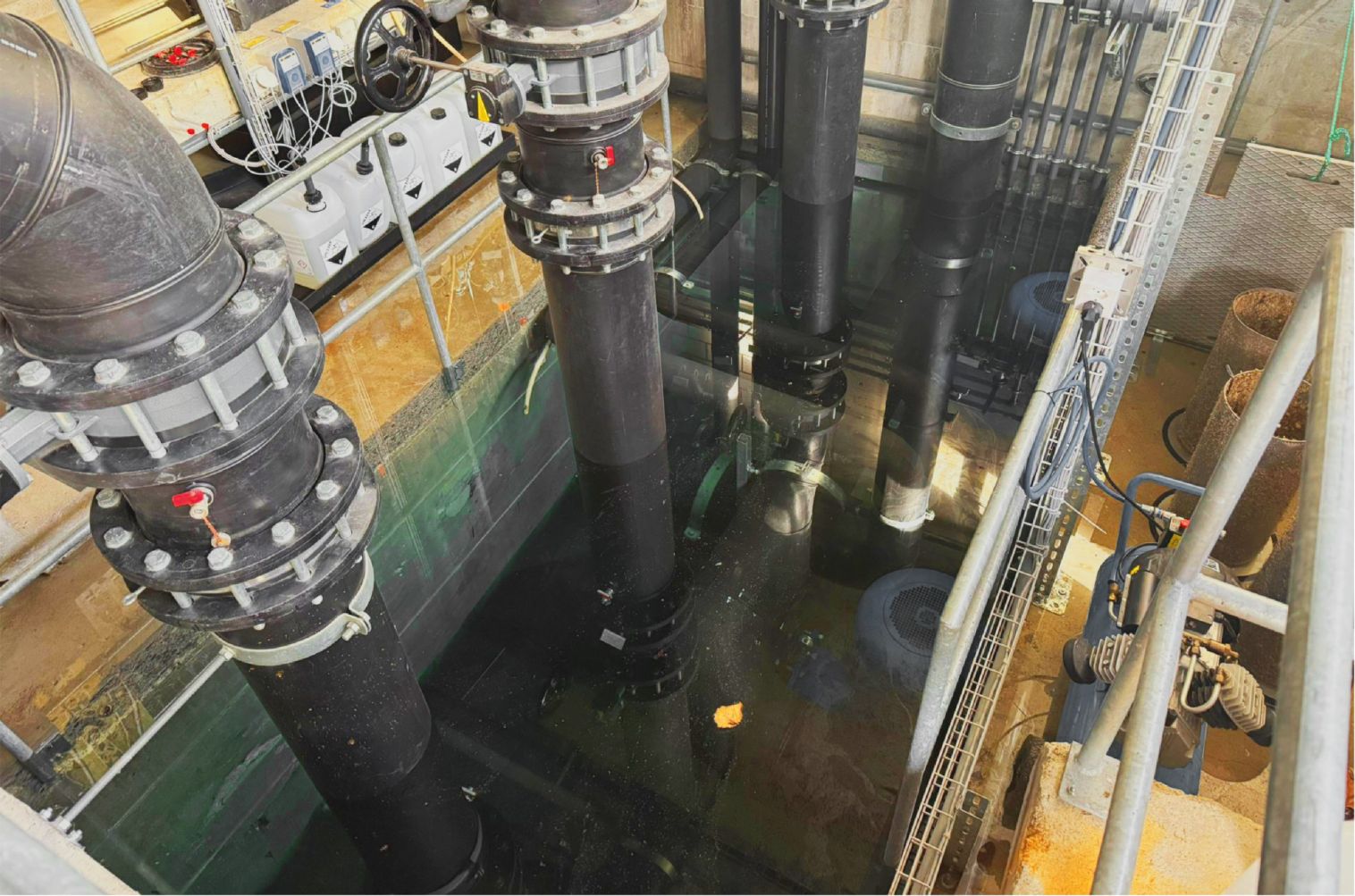 Auf dem Bild gut erkennbar: Der Technikraum stand etwa 2m unter Wasser. Foto: Gemeinde Reinach 
