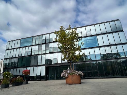 Gemeindehaus mit Baum im Kübel
