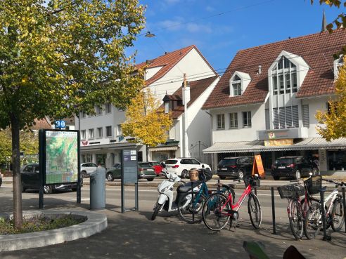 Ortskern Tramhaltestelle Herbst