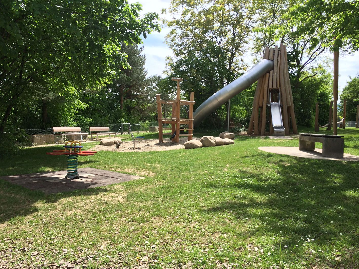 Der Spielplatz am Dornacherweg mit Vulkanturm.